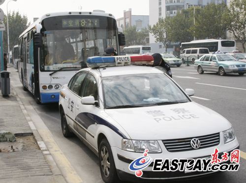 图片说明:今天上午,一六旬男子猝死在871路公交车上