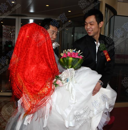 庞伟抱杜丽上车