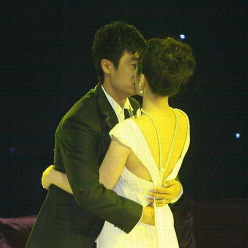 韩鹏结束8年长恋抱美人归 30日与甄珍举行婚礼