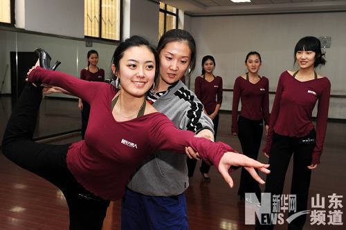 12月2日,青岛东方丽人模特学校老师李静在指导即将参加"模特艺考"的