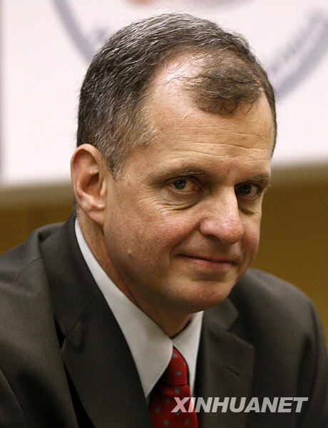 与日本宇航员野口聪一在俄罗斯的加加林航天员培训中心出席新闻发布会