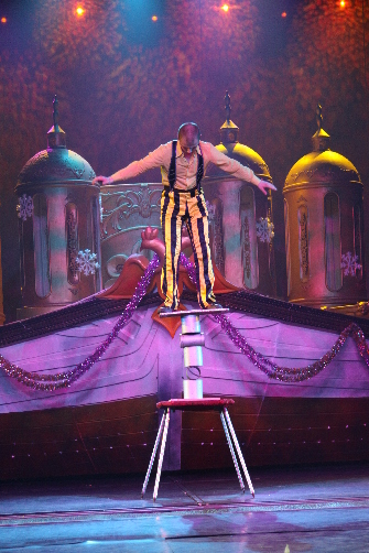 红磨坊首演引爆激情异域美女热辣香艳图