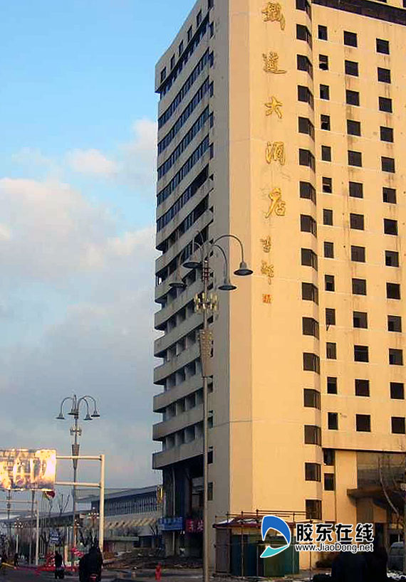 铁道大厦拆除方案有变 改爆破为拆楼机楼上破拆