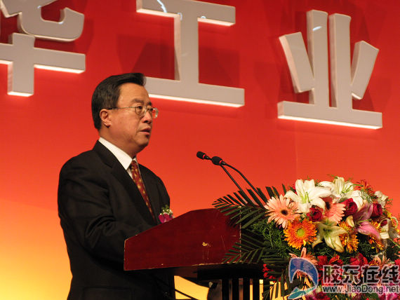 王秀臣(右一)等领导同志与万华集团负责人共同开启万华工业园启动按钮