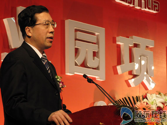 王心芳(中),孙永春(右二),张江汀(左二),王秀臣(右一)等领导同志与