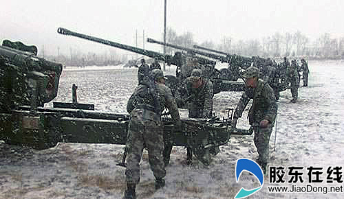 内长山要塞区部队官兵顶风冒雪砺练精兵图
