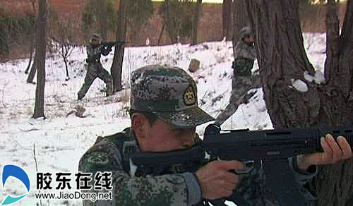 内长山要塞区部队官兵顶风冒雪砺练精兵图