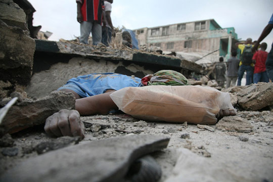 海地发生强烈地震多人被废墟掩埋组图