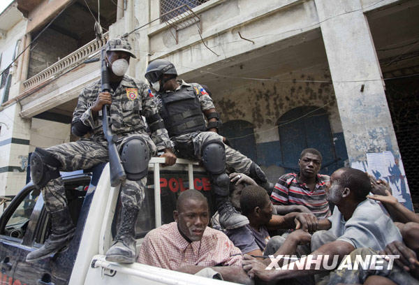 海地治安状况堪忧不法分子大肆抢劫财物图
