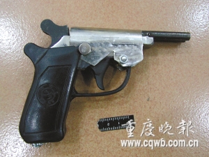 嫌疑人车上查获的改装发令枪本报讯1月20日,重铁警方在重庆北火车站