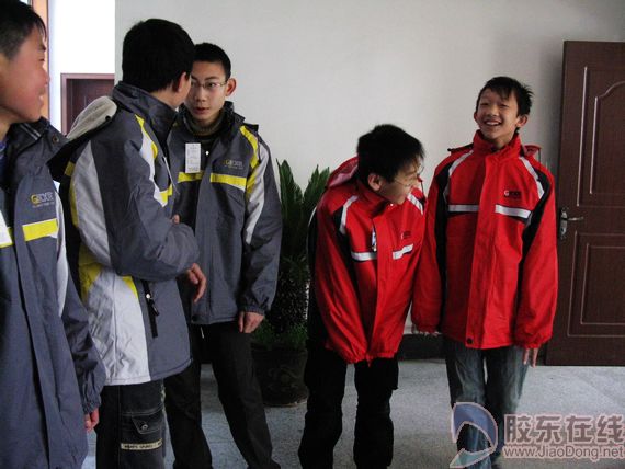 爱心棉衣送给sos儿童村 鸿瑞寒冬献爱心(图) 社会 烟台新闻网 胶东