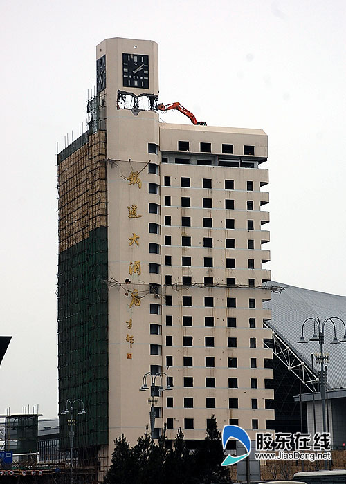 拆楼机爬上71米高楼 烟台铁道大厦开始封闭拆除
