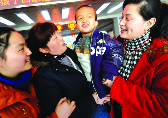 济南社会福利院"福娃"被省城市民接回家过年