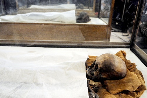 古埃及历史上最具争议的法老——阿肯那顿的木乃伊(前)在位于埃及首都