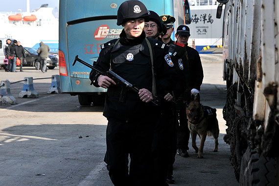 烟台港公安局消防支队成功施救一油轮