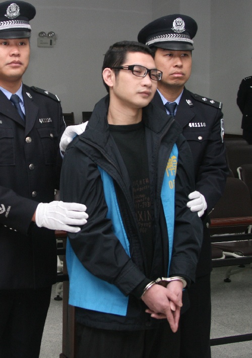 部a级通缉犯成瑞龙一审被判死刑 2月21日,成瑞龙在法庭上听取法官宣判
