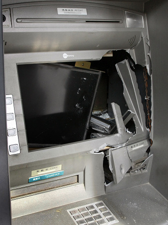 醉酒男子取款卡被吞 怒砸银行atm机(图)