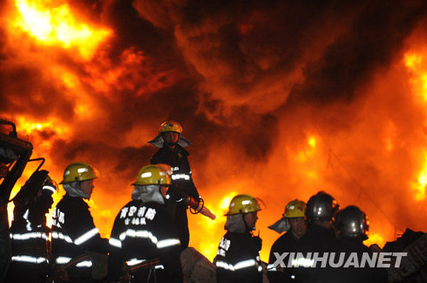 3月26日,消防隊員在火災現場滅火.