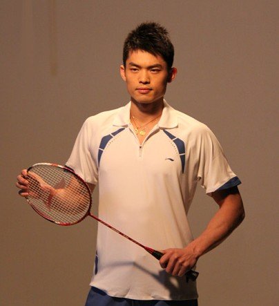 林丹半裸登杂志封面眼神冷酷笑中显霸气图