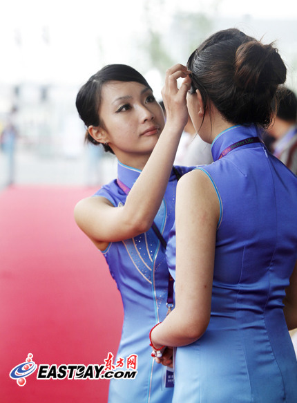 靓丽的世博礼仪小姐成为风景线组图