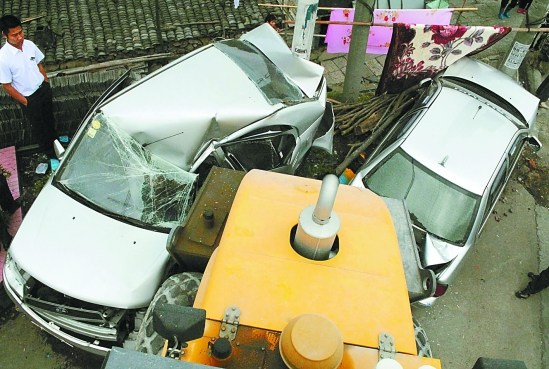 压路机滑落大货车压扁两辆轿车组图