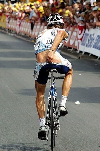 一露屁股你就笑