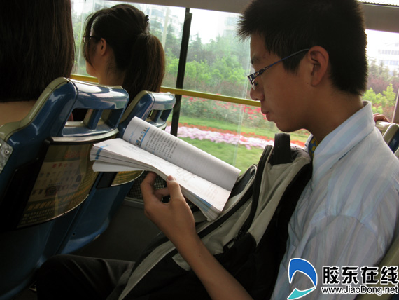 快讯:小学生公交车上读书忙(图)