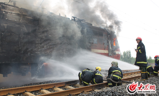 一辆由青岛开往广州的t162次客运火车沿胶济铁路行至约350公里处车头
