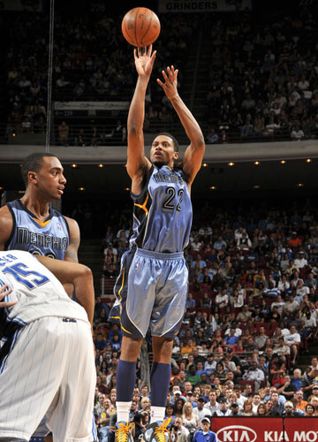 (盖伊资料图)当詹姆斯,韦德等人还在犹豫观望之际,鲁迪-盖伊已经签下