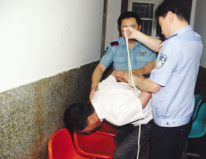 男子醉驾宝马撞人后打交警为下岗工人开公司车