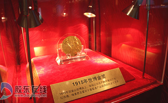 "金奖与世博的重逢"宣传画  摄影/周军