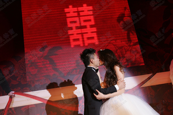 李小鹏办婚宴温馨浪漫黄玉斌任证婚人送上祝福