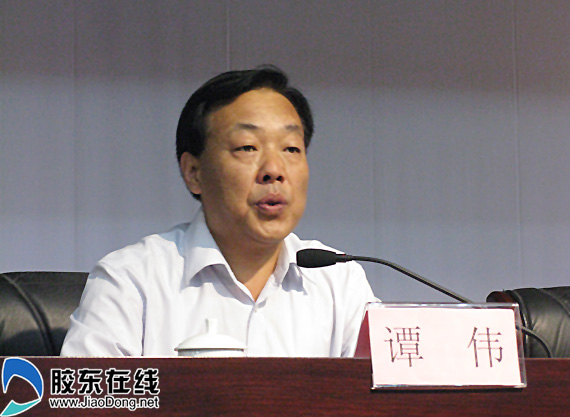 市委常委,政法委书记谭伟主持报告会