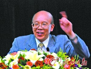 李嗣涔校长介绍了台湾大学的管理方法.实习生曾玲 记者王燕摄