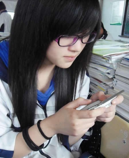 后经查证,pk的这位高中校服mm叫潘雨婷.