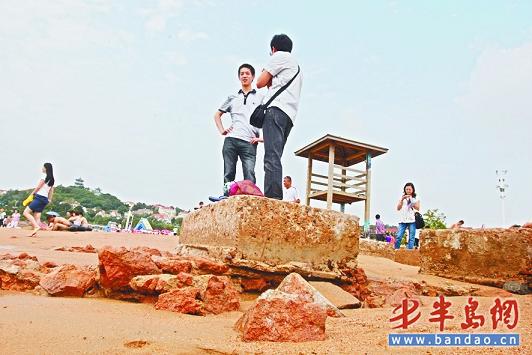 新聞中心 山東 圖片新聞 如果不是一場大浪,埋在一浴沙灘