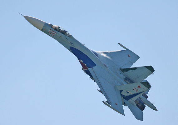 俄一架苏-27战斗机坠毁 两名飞行员弹射逃生