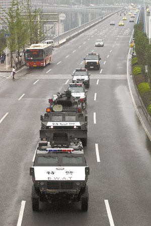 重庆"闪电突击队"上街巡逻 市民冒雨跟随