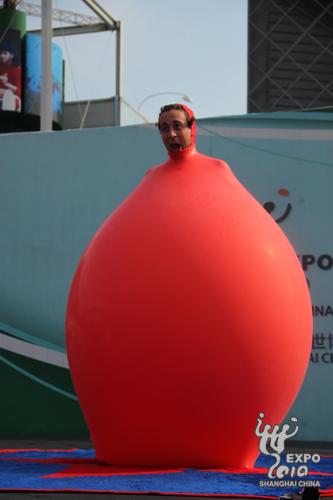 感受气球与人互动魅力 澳洲气球人上演气球秀