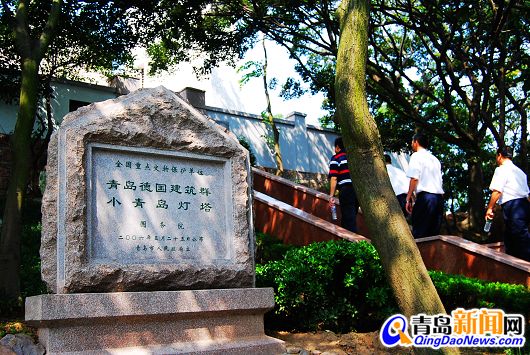 探访青岛灯塔禁地俯拍碧海蓝天如诗仙境图