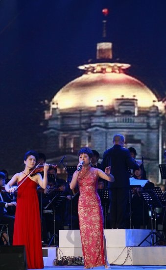 用小提琴独奏的方式,将经典名曲《上海滩》与《狮子山下》编排在一起