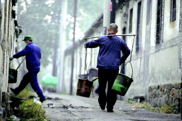 渐行渐远的城市挑粪工组图