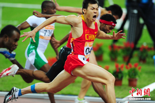 22日晚,广州亚运会田径男子100米决赛中,中国选手劳义夺得金牌.