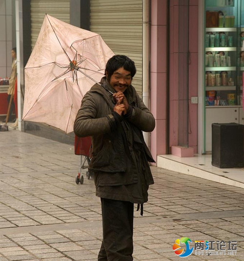 流浪漢街頭擺造型拍照走紅 被稱為浮雲哥(組圖)