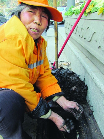 许卫宁慰问南京"掏沟婆"杜孙氏.王亚楠 摄