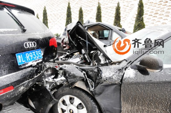 今天上午,济南东绕城高速南段发生多起连环车祸,上百辆车发生碰撞,多