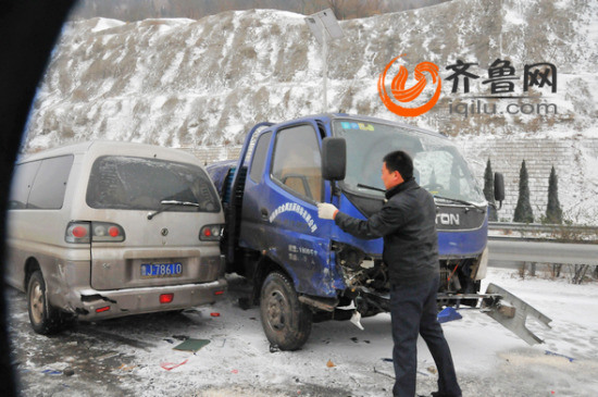 今天上午,济南东绕城高速南段发生多起连环车祸,上百辆车发生碰撞,多