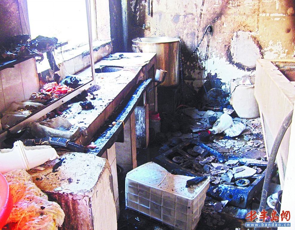 厨房内一片狼藉.