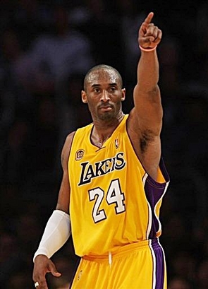 科比遭遇最倒霉一天 先遇车祸迟到再到赛场被逐