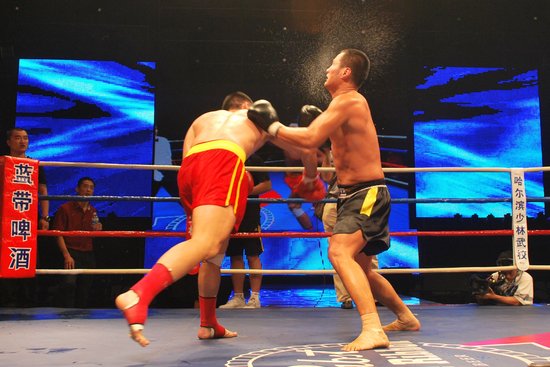 图为2010功夫王最终王者争夺场面,红方90公斤级黄磊黑方为100公斤级王